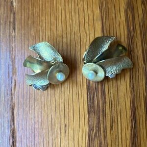 Retro vintage clip on goldtone flower design with faux pearl accent earrings